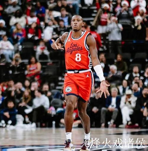 邓恩半场表现：投篮5中3，三分命中1记，斩获9分、1篮板、3助攻